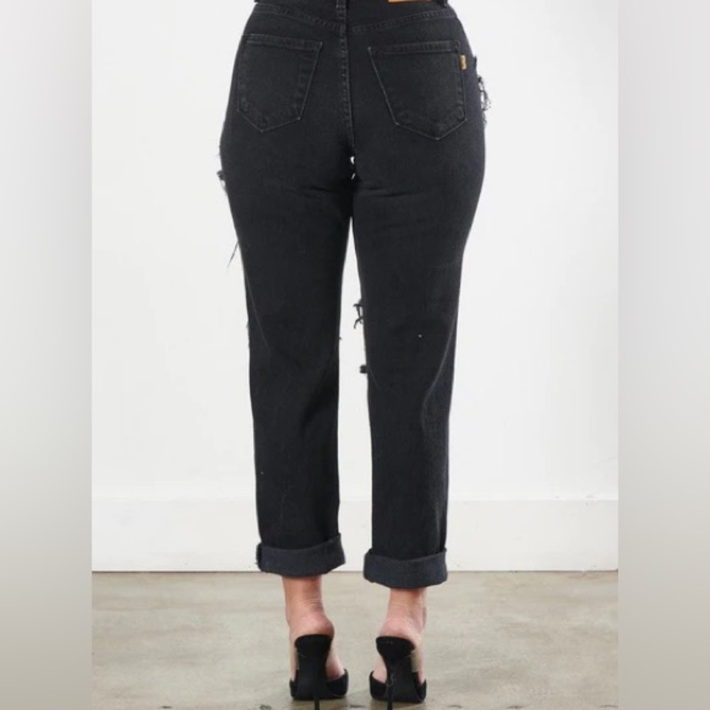 High Rise
Relaxed Fit
Distressing Throughout
Zipper + Button-Front Closure - Picture 6 of 12